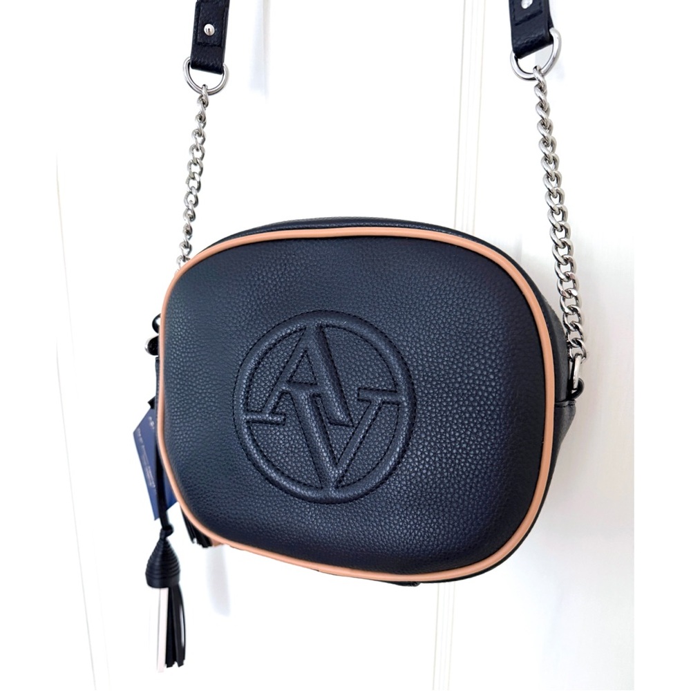 NWT Adrienne Vittadini Trapunto Signature Logo Oval Crossbody Camera Bag Black